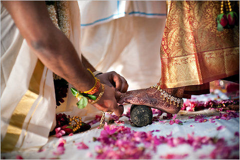 新娘过门玉足踩朱砂感受动人心弦的印度婚礼
