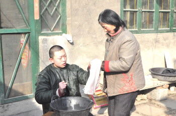 　　刘秀平对如意照顾得非常体贴周到，拿他当自己的亲生孩子一样。