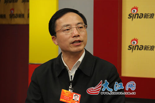 全国人大代表、江西吉安市长胡世忠接受访谈