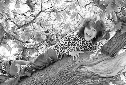 玛丽娜在与猴群一起生活期间学会了爬树