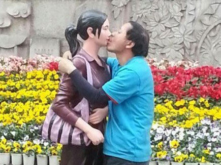 男子舌吻女雕塑