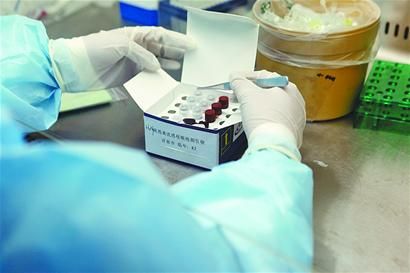 全省18个流感实验室具备开展H7N9禽流感检测诊断能力。这是已抵达济南的禽流感检测试剂。 通讯员陈彦 摄（资料照片）