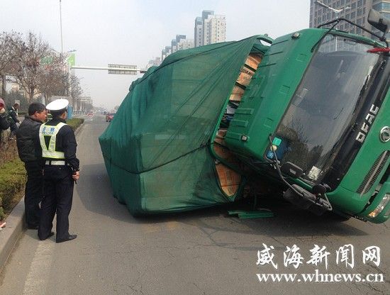 大货车侧翻在路面上。 记者 王雪云 摄