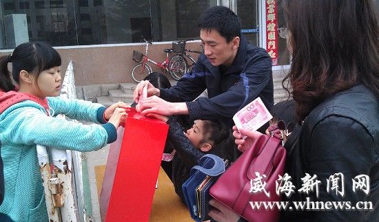青少年活动中心幼儿园教职员工及学生家长在为小国菊捐款。 刘永娟 摄