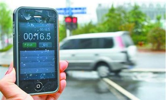 5月8日，在龙奥北路和奥体东路交叉口处，行人交通信号灯的绿灯时间仅有16.5秒，行人需要小跑才能通过路口。