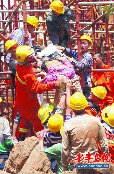 救援人员将工人从脚手架中抬出。