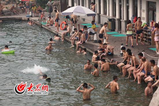 济南的泉水浴场里挤满了前来消暑纳凉的市民 大众网记者 赫洋 摄