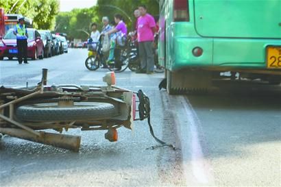 摩托车与轿车发生碰撞后，钻入公交车底，摩托车司机当场死亡。