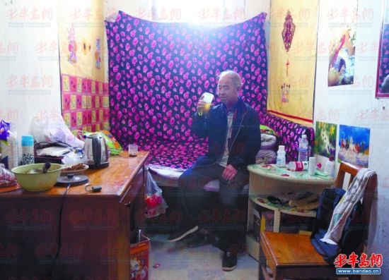 王艳美的父亲独自坐在青医附院附近的出租房里。