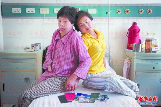  病房里，王艳美依偎在母亲身边，她说感谢母亲给她第二次生命的机会。