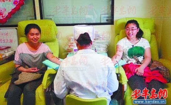 青岛幼儿师范学校的袁冬梅和张晓蕾趁着假期相约献血。
