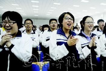 神十发射成功,福山一中的学生兴奋地呐喊、鼓掌。