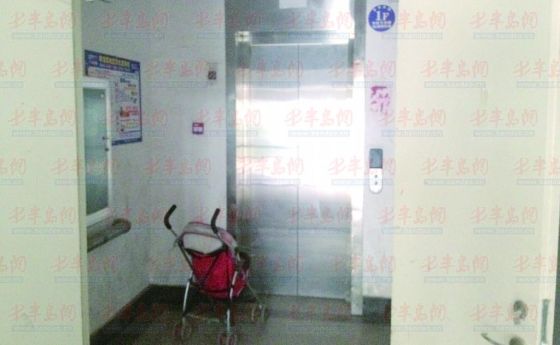 金秋桂园小区四部电梯已经坏了一个月，居民只能爬楼。