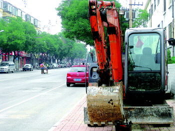 19日下午，挖掘机重新开到和平路，为施工做准备。　　　　