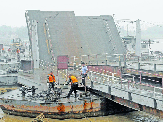 工人拆除浮桥