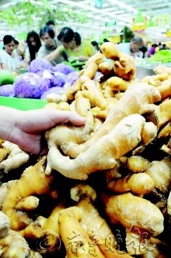 23日,在新华路佳乐家超市内,当日生姜的价格为每公斤11.3元,比上月同期的价格上涨了近一倍。