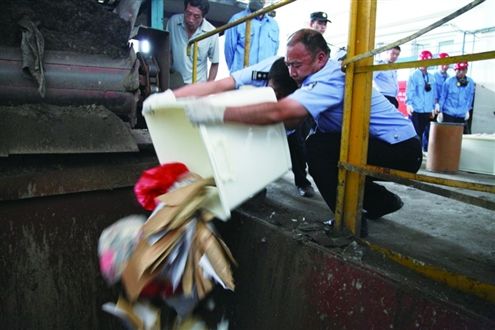 民警将今年全省公安机关收缴的所有毒品投放到高温熔炉内　记者孙晓伟摄
