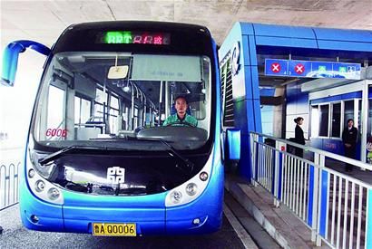 中通客车为济南BRT线路生产的公交车