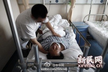 上海伸手接住坠楼儿童“爷叔”需要手术(图)