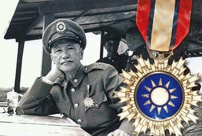 蒋介石生前经常佩戴“青天白日勋章”(右图)到各地巡视。 图片来源：台湾《苹果日报》