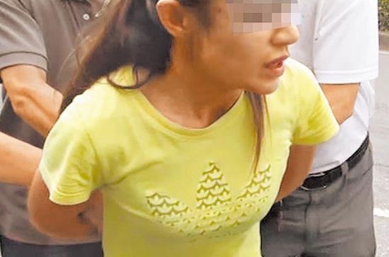 赖姓女嫌控诉，遭逮捕她的刑警郑汪岳性侵。图为赖女被捕时画面。（图片来自台媒）