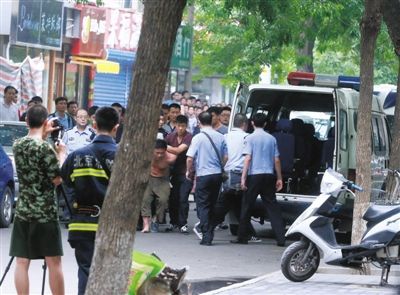 女童安全获救后，嫌疑人被制服并由民警押出餐馆。新华社发