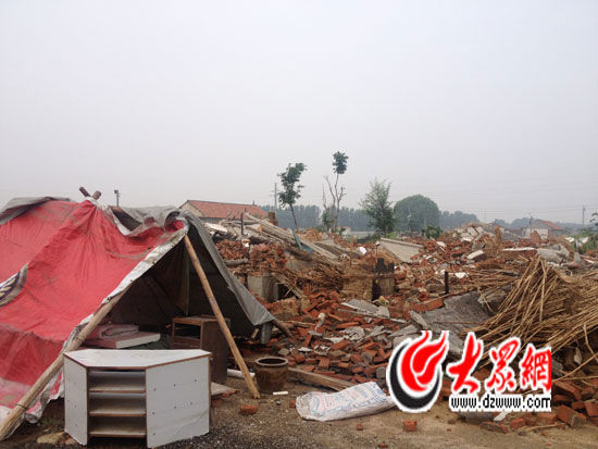 7月4日，金沟子村拒拆户被村民集体强拆后，在老屋旁搭起帐篷，但帐篷里并无人居住。大众网记者 李兆辉 摄