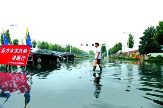 7月20日,潍坊市潍城区玄武西街和清平路路口因大雨出现积水。