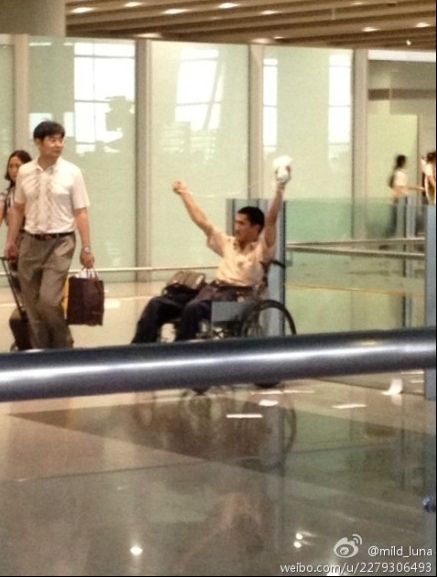 20日18时25分左右，北京首都国际机场出站口附近发生爆炸，造成一人受伤。记者从北京警方初步了解：该男子名叫冀中星，79年生，山东菏泽人，当时他引爆了制作鞭炮的黑火药。