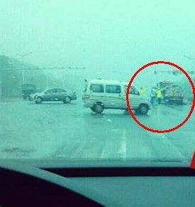 一位微博网友在车内拍下了远处发生事故的现场
