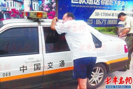 一名被查的出租车司机不敢面对镜头。