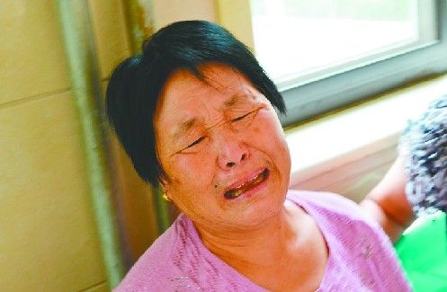 小衡的奶奶痛哭流涕 记者李鹏飞 摄