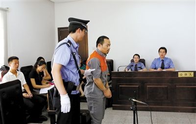 被告人在法庭受审。新京报记者 王叔坤 摄