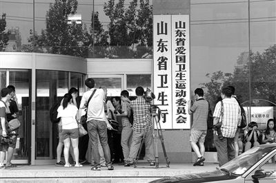 昨日，发生人质劫持事件的山东省卫生厅办公大楼外，众多记者前来采访。新华社记者 徐速绘 摄