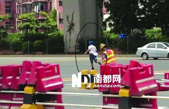 被喝止后，这名戴蓝色帽子的男子飞快穿过马路逃走。 南都记者 徐文阁 摄