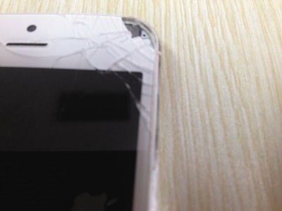 iPhone5屏幕突然炸开 碎片擦伤大连女子眼球