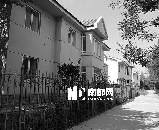 河南安飞公司生活区“东航嘉园”内的独立别墅。 新华网图片