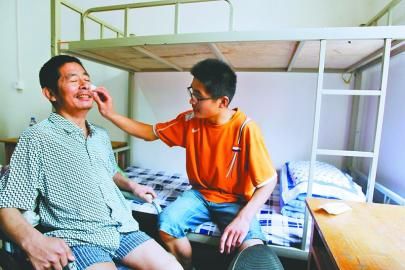 李云龙和父亲在学校为他们准备的教工宿舍里。