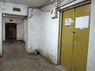 昨日，澳景花庭小区4号楼地下室，菅某居住的“保洁部职工宿舍”大门紧锁。