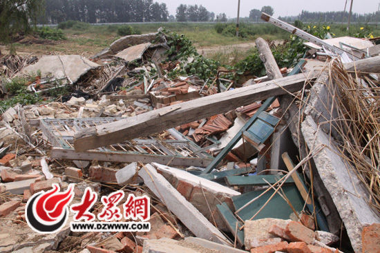 28日，大众网记者在陈青沙家旧址上看到，除了破碎的窗框、门框和砖瓦外，并没有律师所说的其他财物。