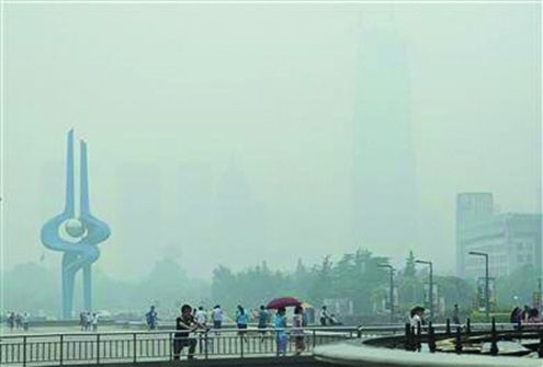 6月17日，济南市区笼罩在雾霾中，远处的群楼在雾气中若隐若现。从本月下旬起，省城将发布空气质量预报（资料片）　记者刘畅摄