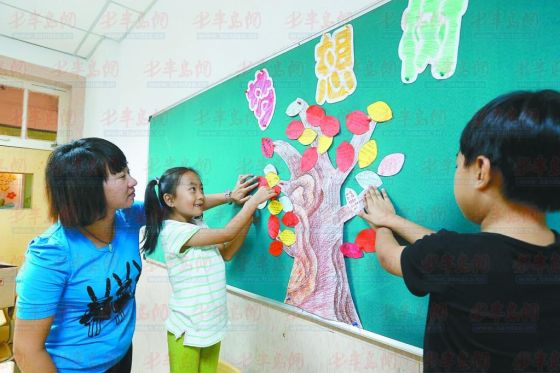 9月9日，南京路小学一年级 6班教室内，学生将自律目标贴在黑板的"梦想树"上。教师节来临之际，南京路小学围绕学校精神绘出梦想之树，学生把自己新学期做到的事情和对老师祝福话语写在"树叶"上，以这种方式祝福老师的节日。