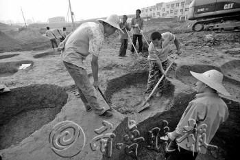 考古人员正对古文化遗址进行保护性挖掘。 本报记者 张晓鹏