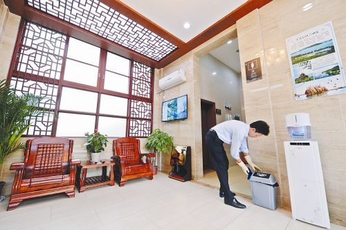 武汉东湖建五星级公厕 内置沙发电视空调