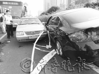 窜上对面车道的英菲尼迪轿车造成数车连撞。本报记者　周衍鹏　摄