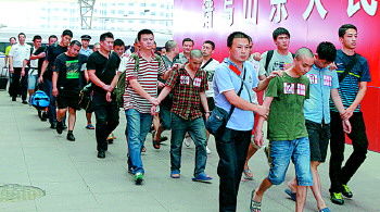 犯罪嫌疑人被押解回济南。　　　　　　　　　　　　　警方供图