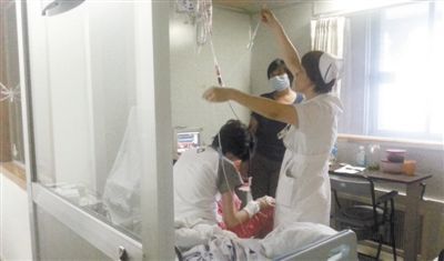 9月17日，北京协和医院病房，鲁若晴在医院接受治疗。新京报记者 王叔坤 摄
