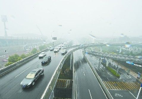 9月21日，从玉函立交桥向西望去，泉城济南笼罩在一片薄雾中。 记者高歌 摄