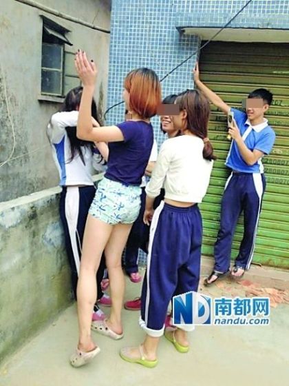 网友“@ lingbabyer-”在微博上自曝殴打女同学，让其下跪的组合照片。
