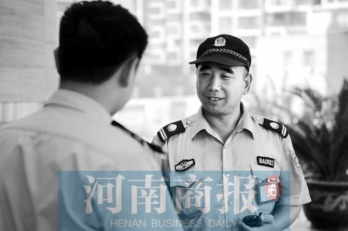 现在的刘阿春，在郑州一家酒店当保安经理